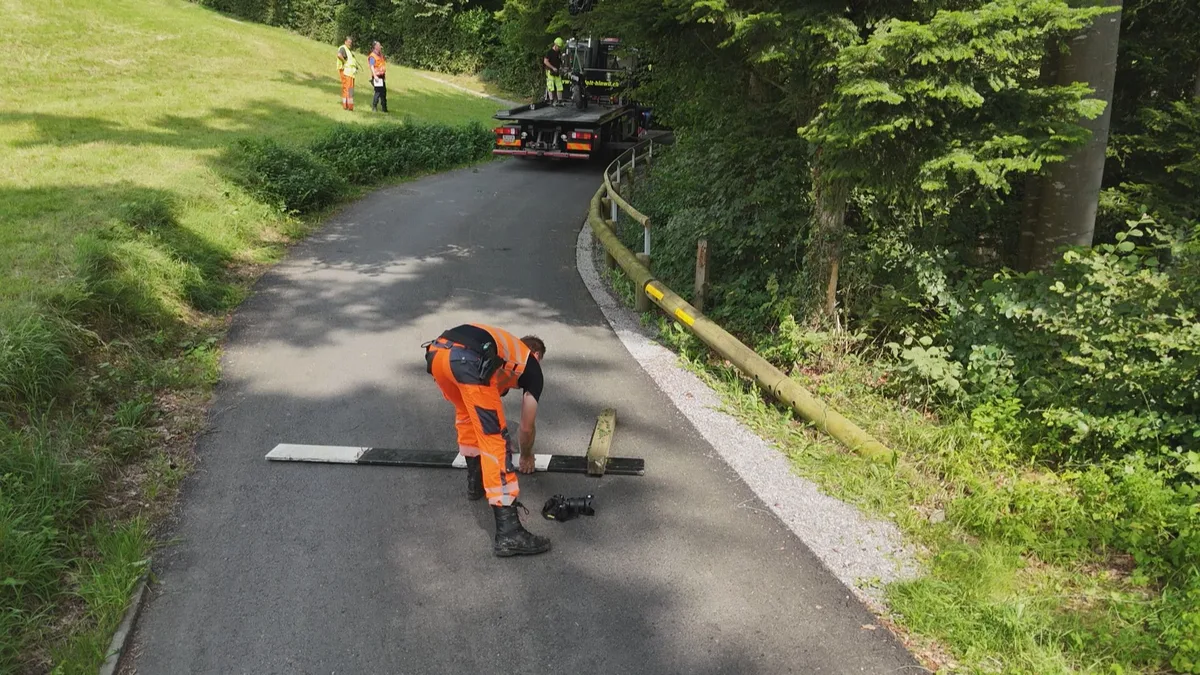 Ein Motorradfahrer stürzte rund 15 Meter in die Tiefe.